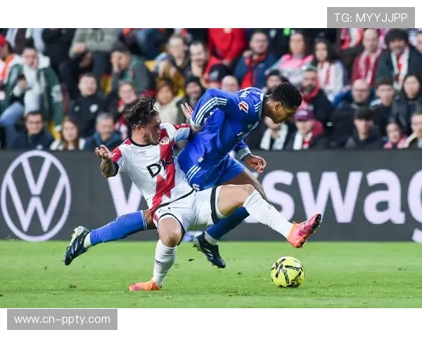 巴萨角球配合，莱万头球扳平比分