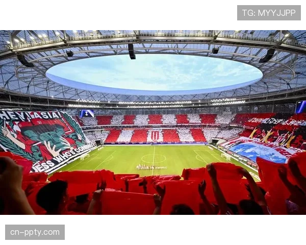 卡利亚里主场球迷打出巨型Tifo，书写“永不独行”激励球队