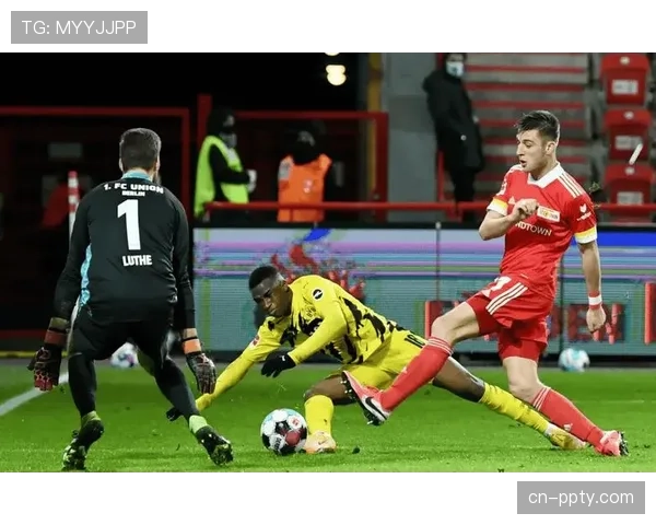 特写：莱比锡少帅赛后与教练组相拥，庆祝拿到欧冠资格关键一分